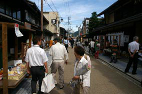 天領朝市の様子